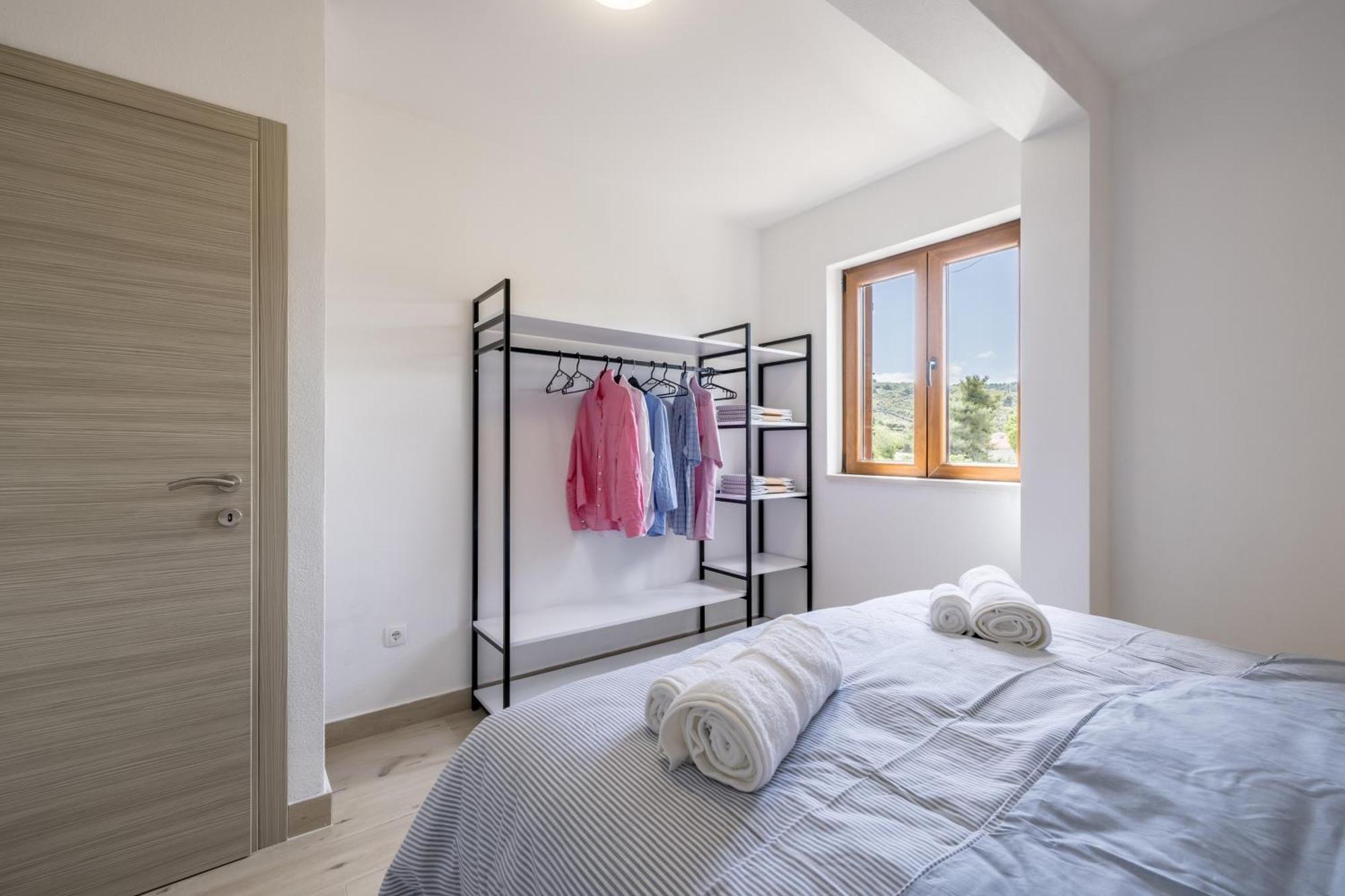Apartments With A Parking Space Splitska, Brac - 23168 Supetar Zimmer foto